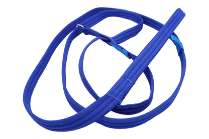 The figure of 8 dog lead in blue. The figure of 8 is in the centre with the softex lead looping around and the handle resting on top of the lead.