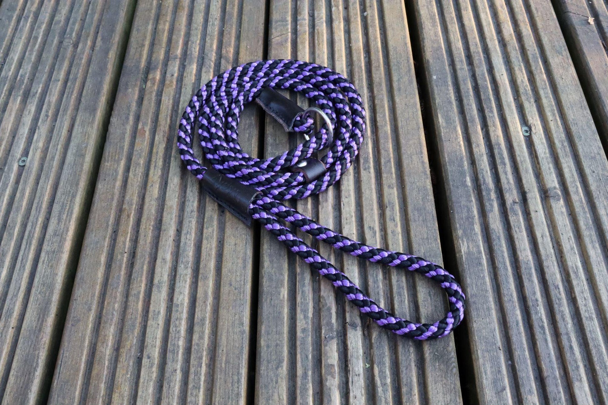 A black and purple slip lead with alternate colours along the nylon rope. The lead has leather bindings and an embossed Mako logo.