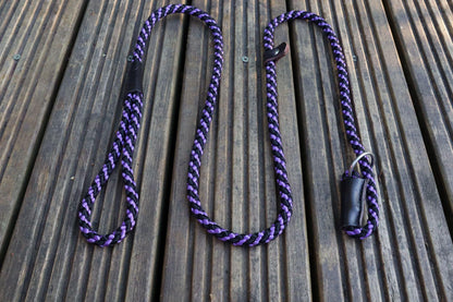 An M shape of the alternate black and purple slip lead.